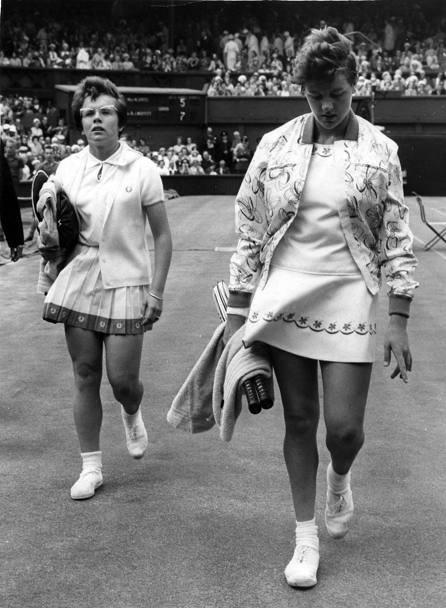 Nel 1962 si aggiudica tre delle quattro prove del Grande Slam. Nel suo match d&#39;esordio a Wimbledon, da testa di serie n.1, viene sorpresa e sconfitta dalla semi-sconosciuta Billie Jean Moffitt, futura signora King nonostante la sua omosessualità, sua acerrima rivale di battaglie dentro e fuori dal campo. La ferrea educazione religiosa della Smtih la porterà infatti a definire 
